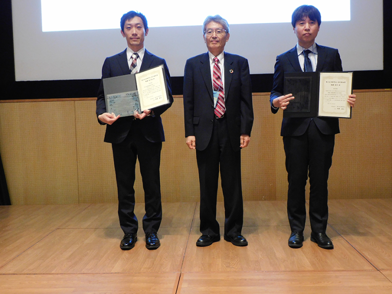 量⼦⽣命科学会第4回⼤会の表彰式にて(写真左から、齋藤雄太朗 先生(東大・院・工)、平野俊夫 会長、鬼頭先生)