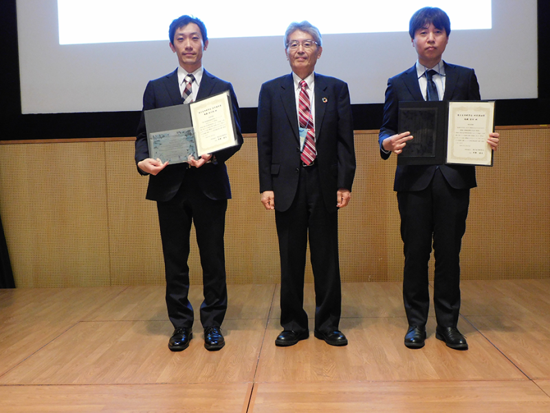 量⼦⽣命科学会第４回⼤会の表彰式にて(写真左から、齋藤雄太朗 先生（東大・院・工）、平野俊夫 会長、鬼頭先生)