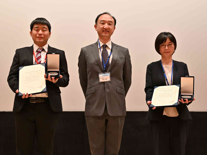写真は、 河野講師(右)と、日本大気化学会会長のJAMSTEC 金谷有剛博士(中)、同時受賞のJAMSTEC関谷高志博士(左)