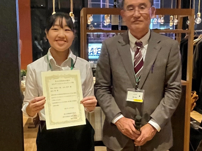 写真は、 秋山奈菜子さん(左)と、討論会実行委員長の日本大学 橋本拓也先生(右)