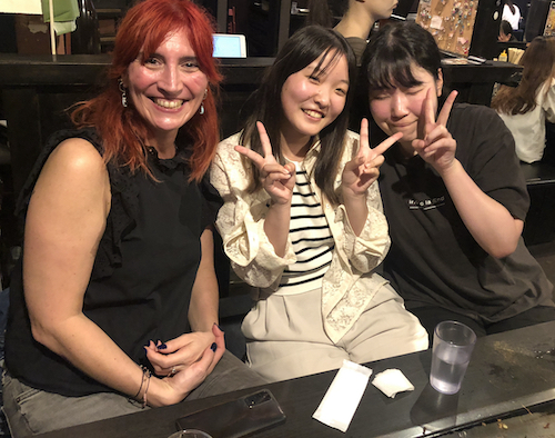 海外から招聘した大学教員と本研究室の学生さんとの交流を撮影した一コマです。シンガポール、チリ、イスラエルなどから、世界的にみてもトップレベルの若手研究者を毎年近畿大学に招聘し、近畿大学の学生さんと交流していただいています。