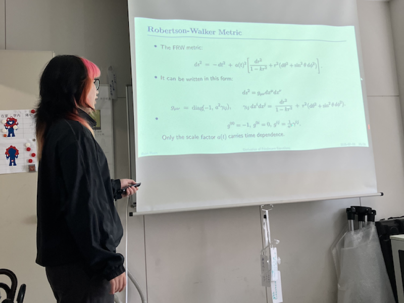 理学科物理学コースの井上研究室で発表するルアンさん。

Ruan(Ryan)-san is presenting the derivation of the FLRW model at Inoue Lab. 
