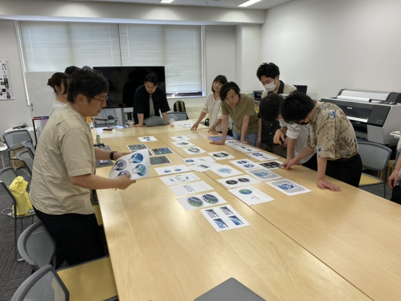 持ち寄ったロゴ案を元に議論する後藤ゼミと信川研の学生たち