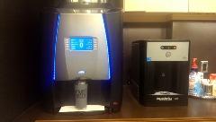 ウォーターサーバーとコーヒーマシン.jpg