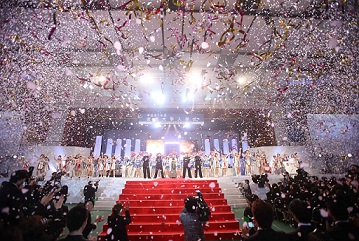 7,000 Freshmen Welcomed at Entrance Ceremony 