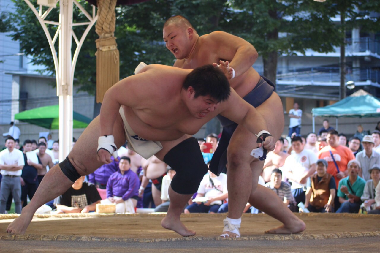 Three members of Kinki University Sports Club Sumo Team have entered the Professional Sumo Stables