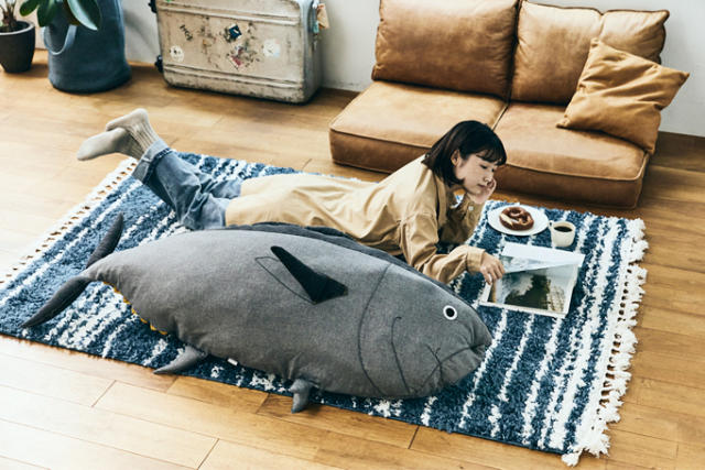 Bunker down for winter with cozy tuna cushions and a five-foot tuna futon cover (Source: SoraNews24)