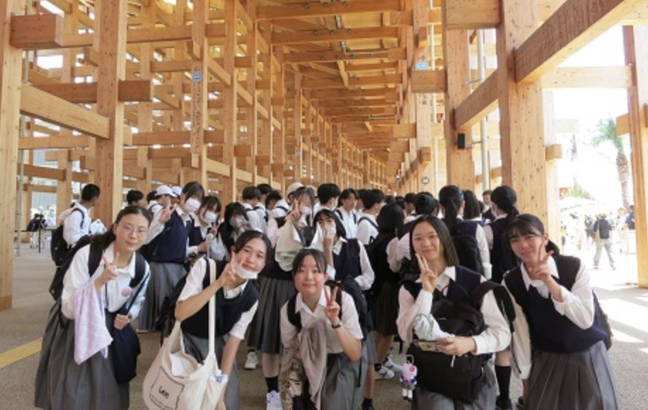 近畿大学附属広島高等学校福山校の1年生253名が参加する、大阪・関西万博での校外学習を実施