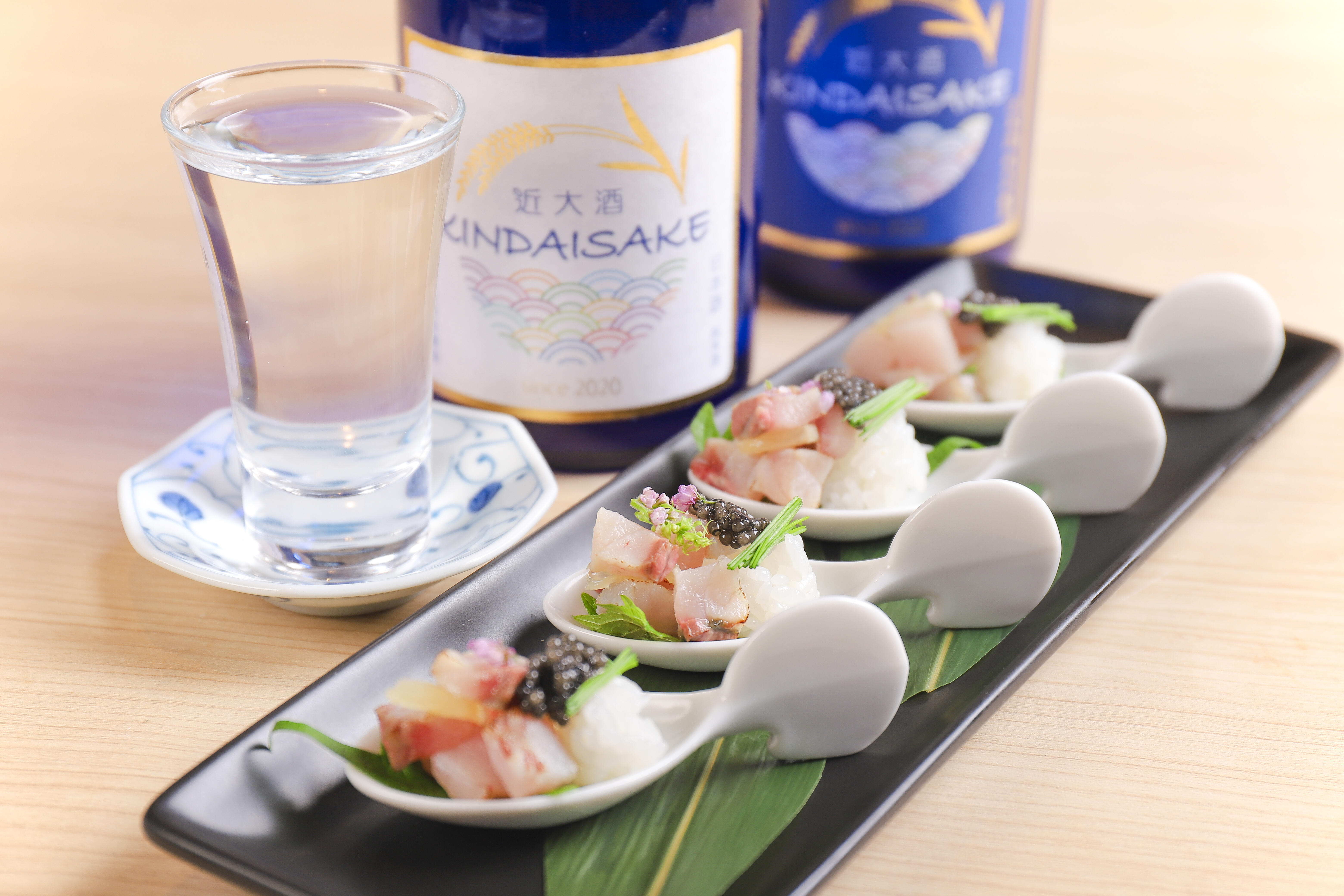 万博店で、創立100周年を記念した特別メニュー「ワンスプーンで食す 近大キャビアの親子寿司」を期間限定で提供