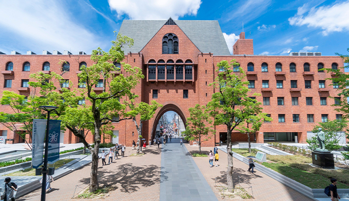 日本屈指の総合大学 近畿大学