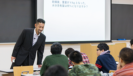 漁獲した水産物は、何らかの手を加えて保存性の高い食品に加工されます。どんな手順で加工されるのか、どんな原理が使われているのか、新しい技術も含め解説します。また、近年注目されている機能性食品や創薬資源としての水産物利用についても解説します。