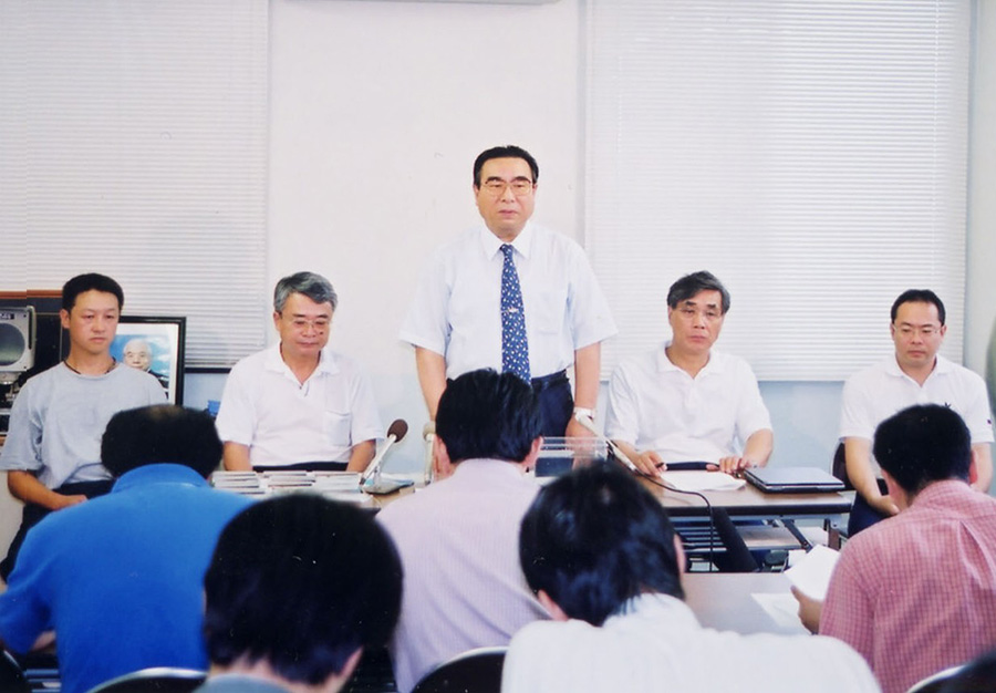 完全養殖達成記者会見（2002年）