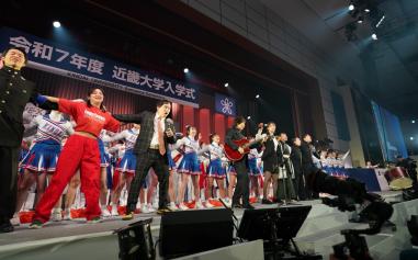つんく♂氏が母校・近大の入学式に出演「大事なのは今の個性に何を足してい...