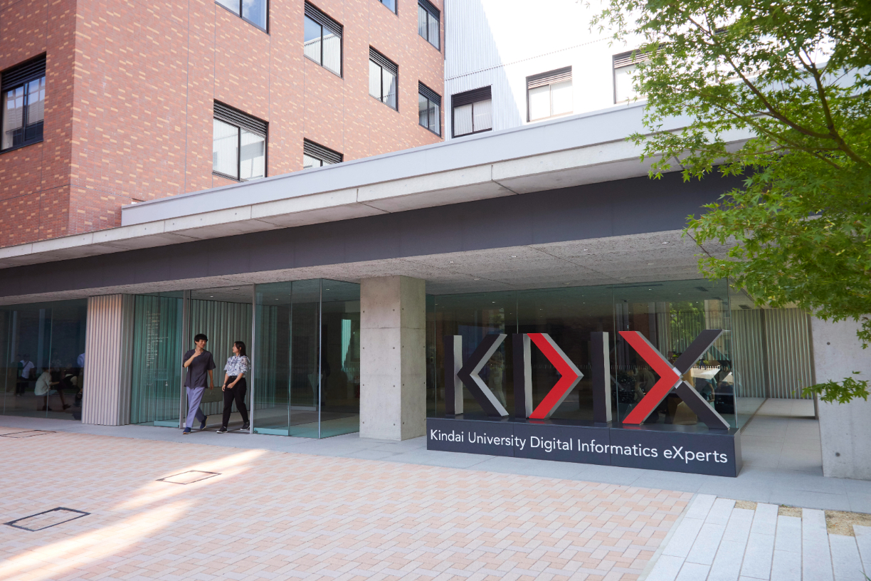 KDIXのロゴ。2本の赤い矢印が同じ方向へ伸びるデザイン