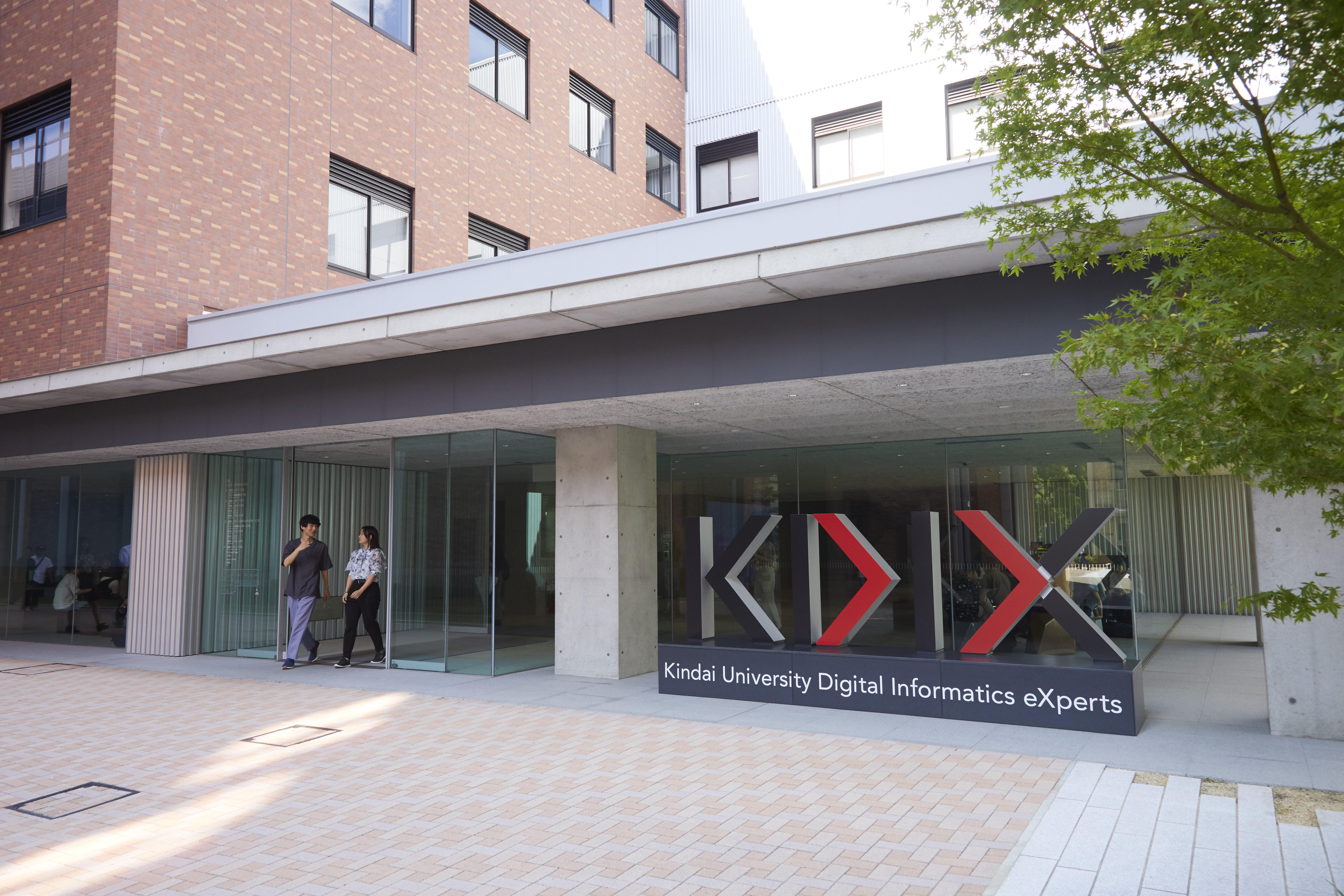 KDIXのロゴ。2本の赤い矢印が同じ方向へ伸びるデザイン