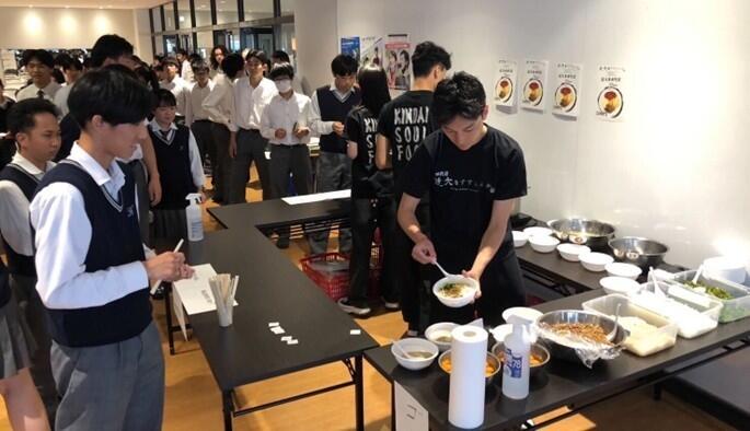 「近大をすすらんか。」四代目店主が母校で「近大まぜそば」を提供 近畿大学附属高校生に起業と挑戦の魅力を発信