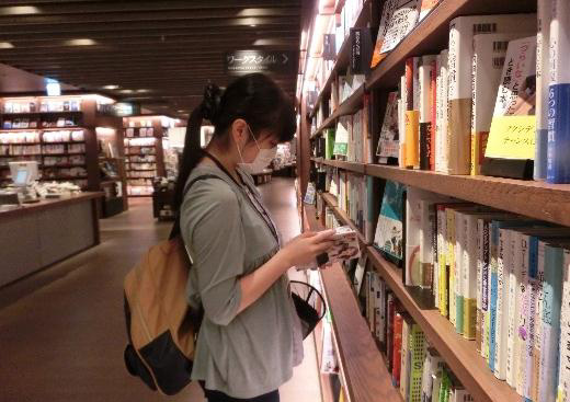 図書館に置く図書を学生自身が書店で選出　近畿大学中央図書館「学生選書の会」