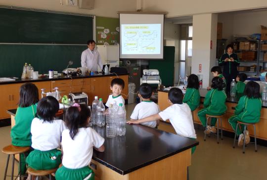 サツマイモを使ったメタンガスエネルギー実験授業　福島県川俣町立川俣小学校にて