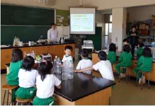 サツマイモを使ったメタンガスエネルギー実験教室　福島県川俣町立富田小学校にて