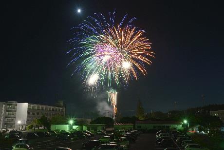 大学祭「第52回柏の森祭」開催　飯塚の夜空を彩る約500発の打ち上げ花火