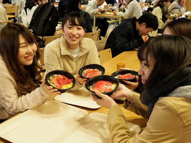 大人気「近大マグロ丼」を学食で提供！　学生からの要望に応え、ボリュームアップを実現