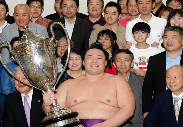 大相撲幕内初優勝　朝乃山英樹関　凱旋パレード　本学から近大マグロを贈呈