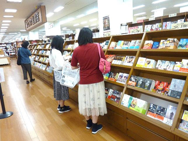 図書館に置く本を学生の目線で選定　第21回　学生選書ツアーをジュンク堂書店で開催