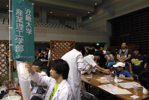 飯塚市教育委員会主催「科学実験クラブ」に学生が協力　小学生に科学の楽しさを伝える