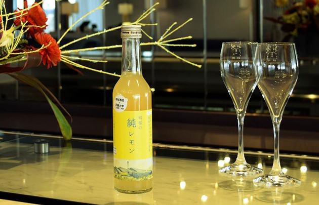 生物理工学部が初桜酒造と共同で商品開発　和歌山県産レモンを使ったリキュール「初桜の純レモン」を販売