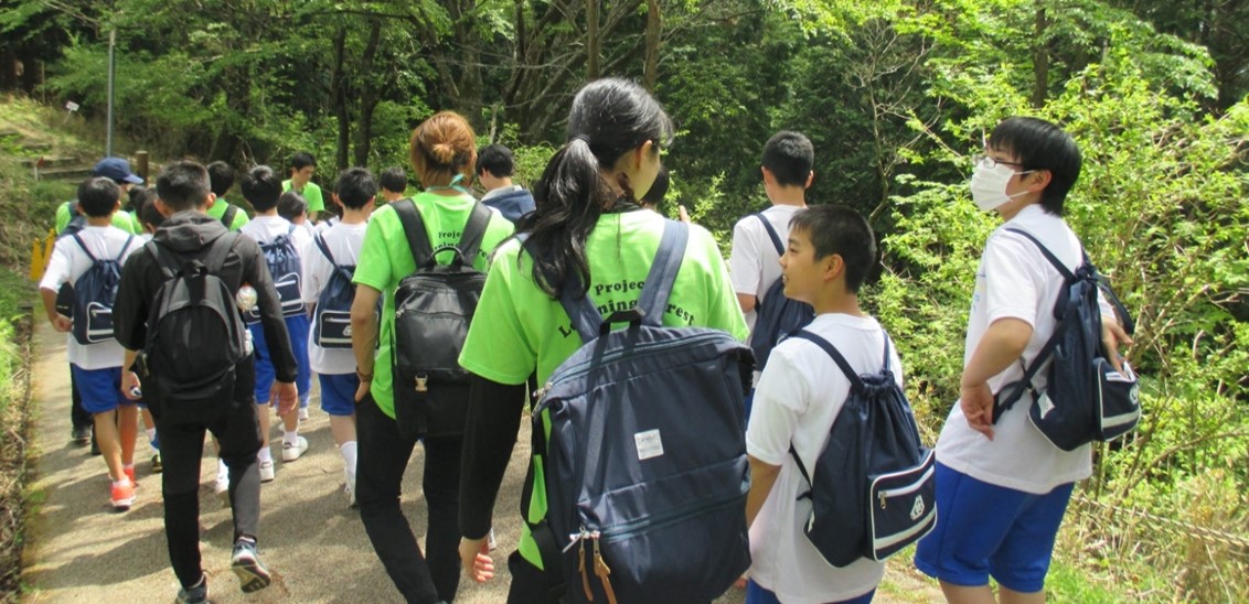 農学部生による森林環境教育「中高大連携森林学習プロジェクト」　奈良県立高等養護学校の生徒が森林浴とクラフト作りを体験