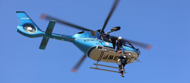 直下型地震発生を想定した災害対策訓練を実施　県警機動隊・航空隊と連携し、ヘリコプターによる救助訓練も