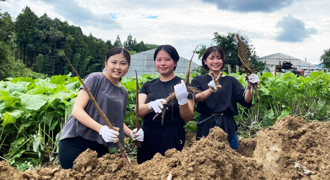 奈良県うだ・アニマルパークの食イベントで、地元食材を使った学生考案のハンバーガーとデザートを提供