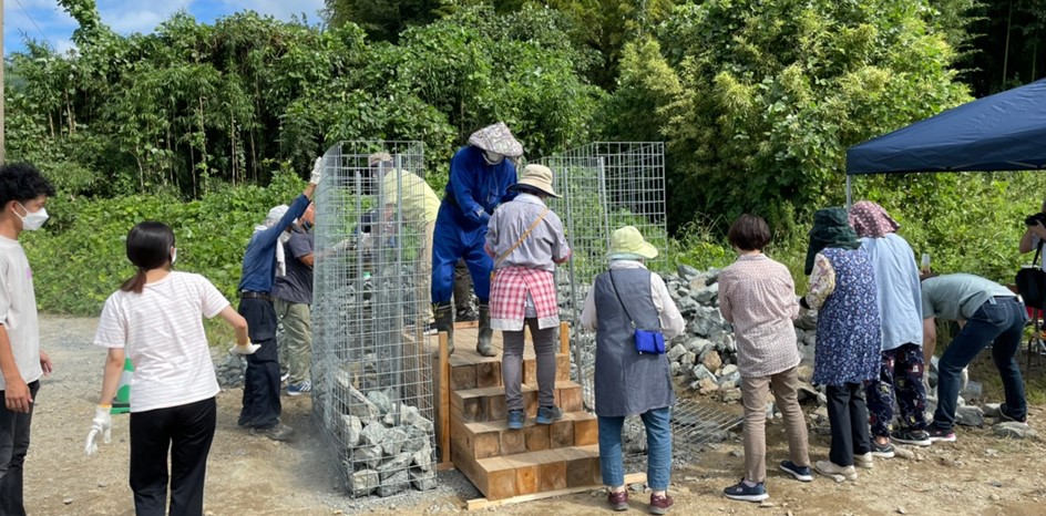 九州北部豪雨で流されたお堂を再建する「積祈(つみき)プロジェクト」　地域住民とともに建設した仮設のお堂が完成