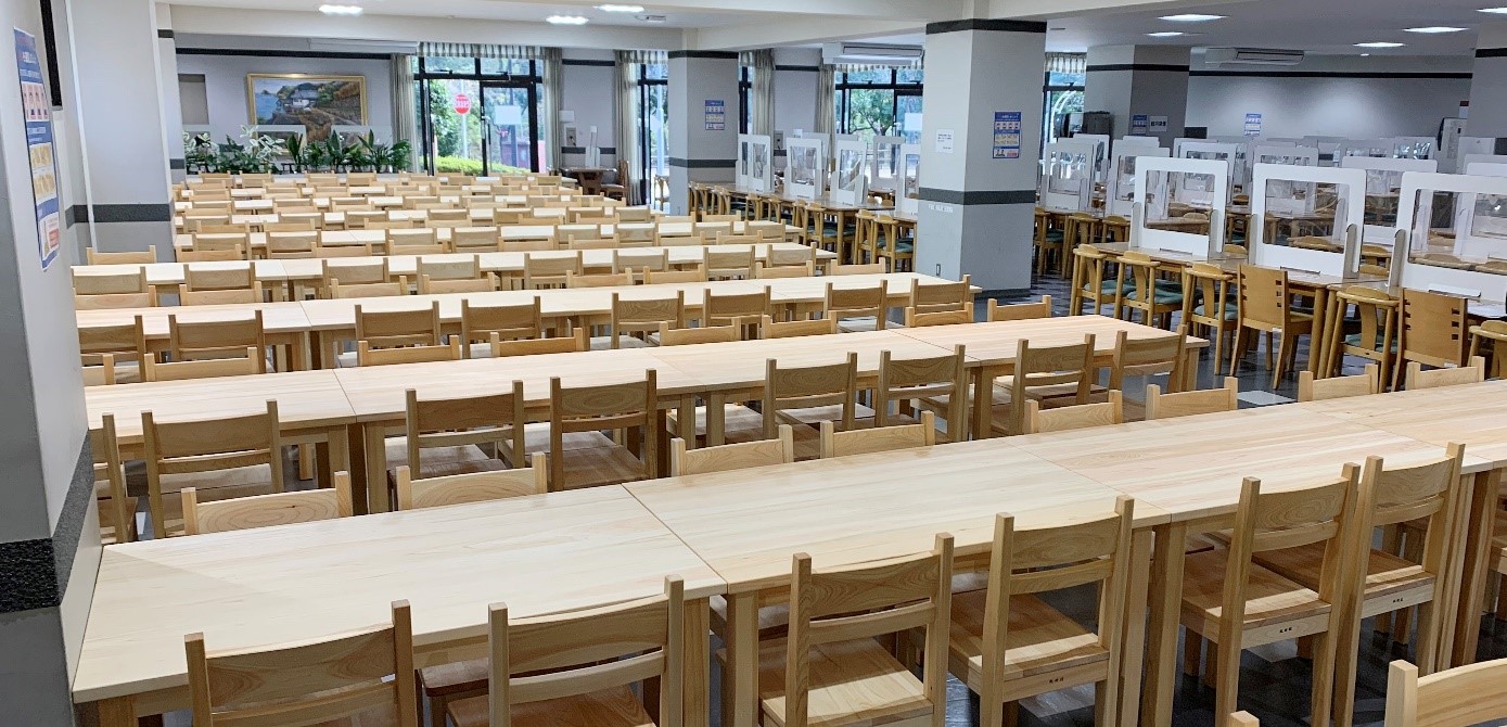 近畿大学和歌山キャンパスのカフェテリアに紀州材のテーブルを導入　地元資源の使用で学生に快適な環境を提供し、地元産業にも貢献