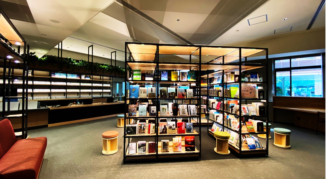 近畿大学中央図書館　リニューアルオープン　開架図書冊数は従来の3倍、学内初のオールジェンダートイレも完備