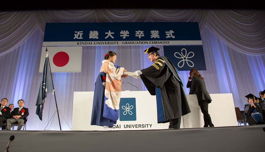 近畿大学令和3年度卒業式　3年ぶりに対面で実施　東京オリンピック出場の安永 真白選手(アーティスティックスイミング)が出席