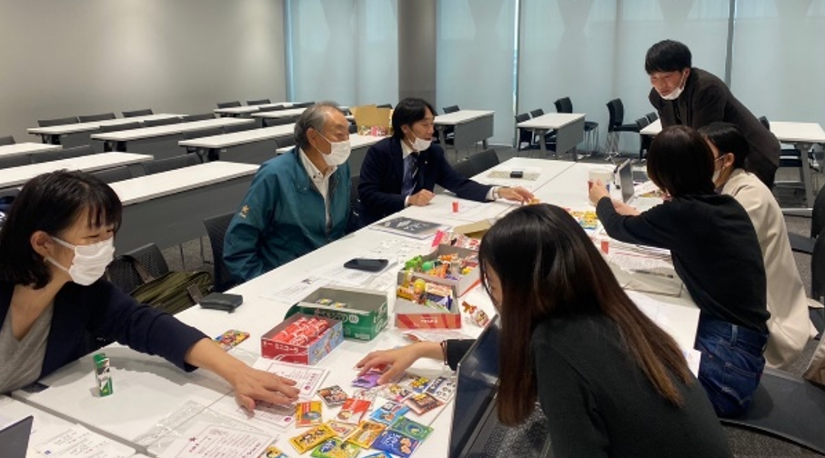 近大生が若者の駄菓子離れを食い止める！　駄菓子でつくった衣装のファッションショーで商品をPR