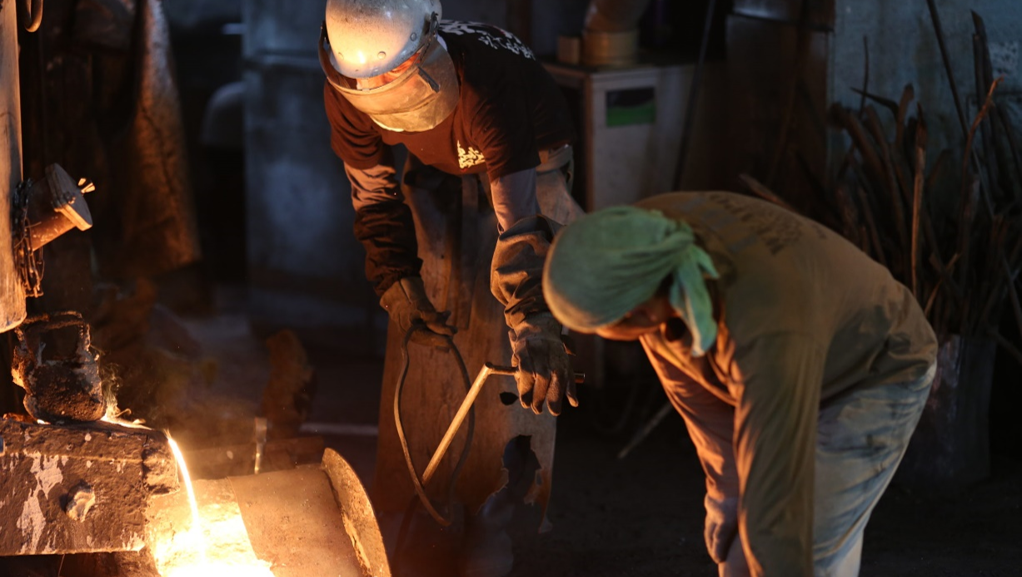 南部鉄器を日本の文化として持続的に製造するために鉄の溶解にバイオリサイクル燃料「バイオコークス」の導入をめざす