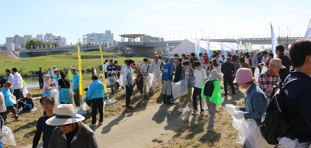 4年ぶりに第35回「I LOVE 遠賀川」を開催　近畿大学の大学生・高校生らがボランティアとして清掃活動に参加