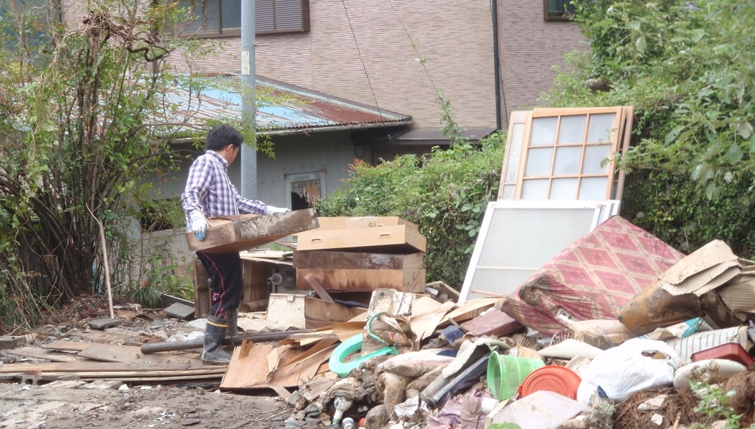 台風2号の被害を受けた和歌山県海南市及び紀美野町で、近畿大学生物理工学生と教職員がボランティア活動に参加