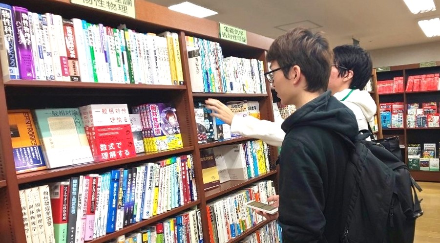 学生と教員が書店を訪れ、図書館に置きたい本を選ぶ　近畿大学産業理工学部が4年ぶりに実店舗での「選書ツアー」を開催