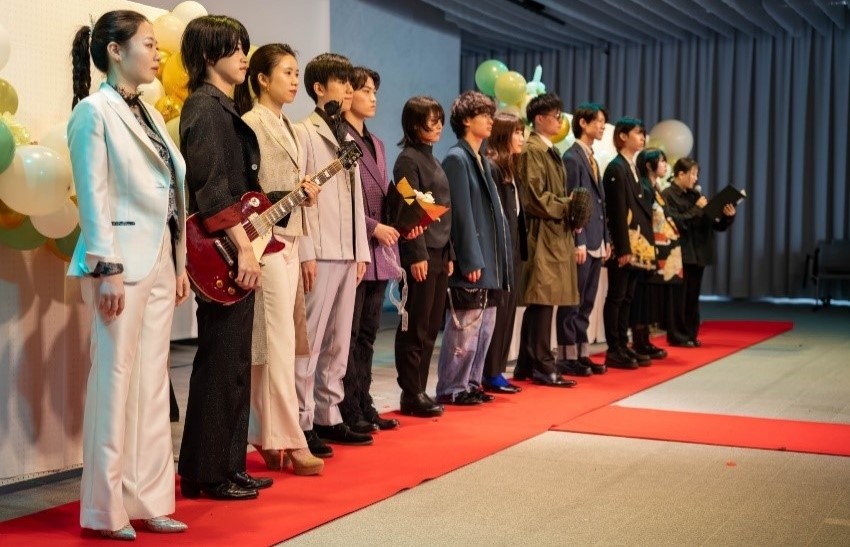 学生考案のスーツを披露するファッションショー「スーツで作る物語」　近畿大学経営学部生と大阪ソーイング株式会社が共同開催