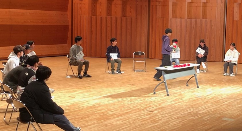 近畿大学客員教授の辰巳琢郎氏による特別授業　「人狼ゲーム」を舞台化した即興劇の公開公演を実施
