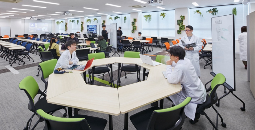 近畿大学と(株)内田洋行が最先端のハイフレックス型学修空間を創出　教室のパソコンを廃止したクラウド環境の学修に一新