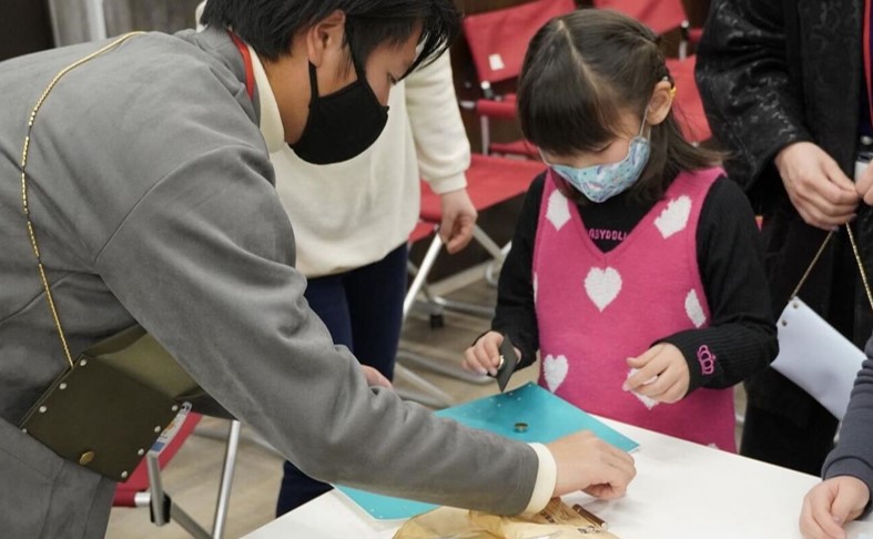 近畿大学生が「きんてつ鉄道まつり2024 in 塩浜・白塚」に参加　近鉄特急「しまかぜ」のシートを活用したワークショップを開催