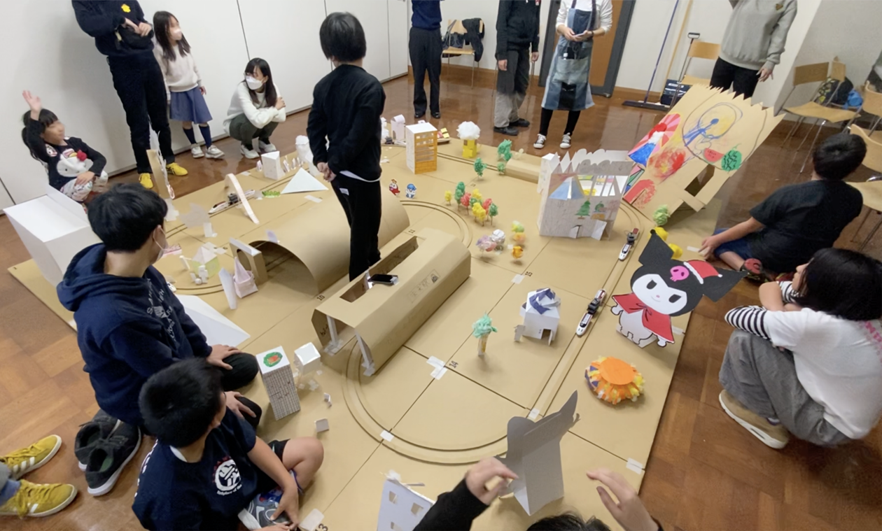 近畿大学産業理工学部&times;織田廣喜美術館　連携ワークショップ　大学生が小学生に建築・工作やプログラミングを指導