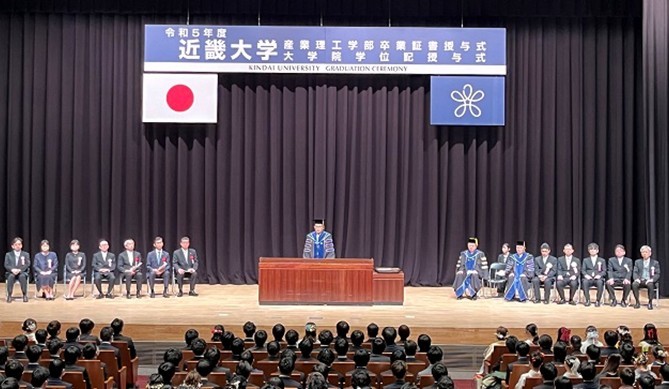 近畿大学産業理工学部　令和6年度卒業証書授与式を挙行　在学生もスタッフとして運営を担当し、卒業生を送る