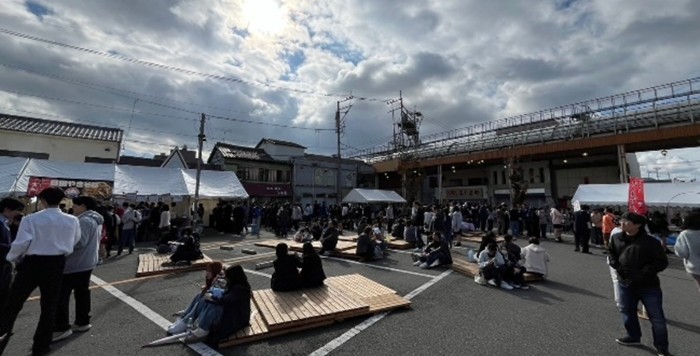 近畿大学産業理工学部生が高校と協働して、地域活性化に貢献　飯塚高校「まちなか学園祭」でメイン会場をデザイン