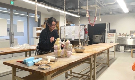 近畿大学文芸学部芸術学科のガラス造形ゼミが初開催の「ガラスフェス KOBE 2026」で1年間の研究成果を公開