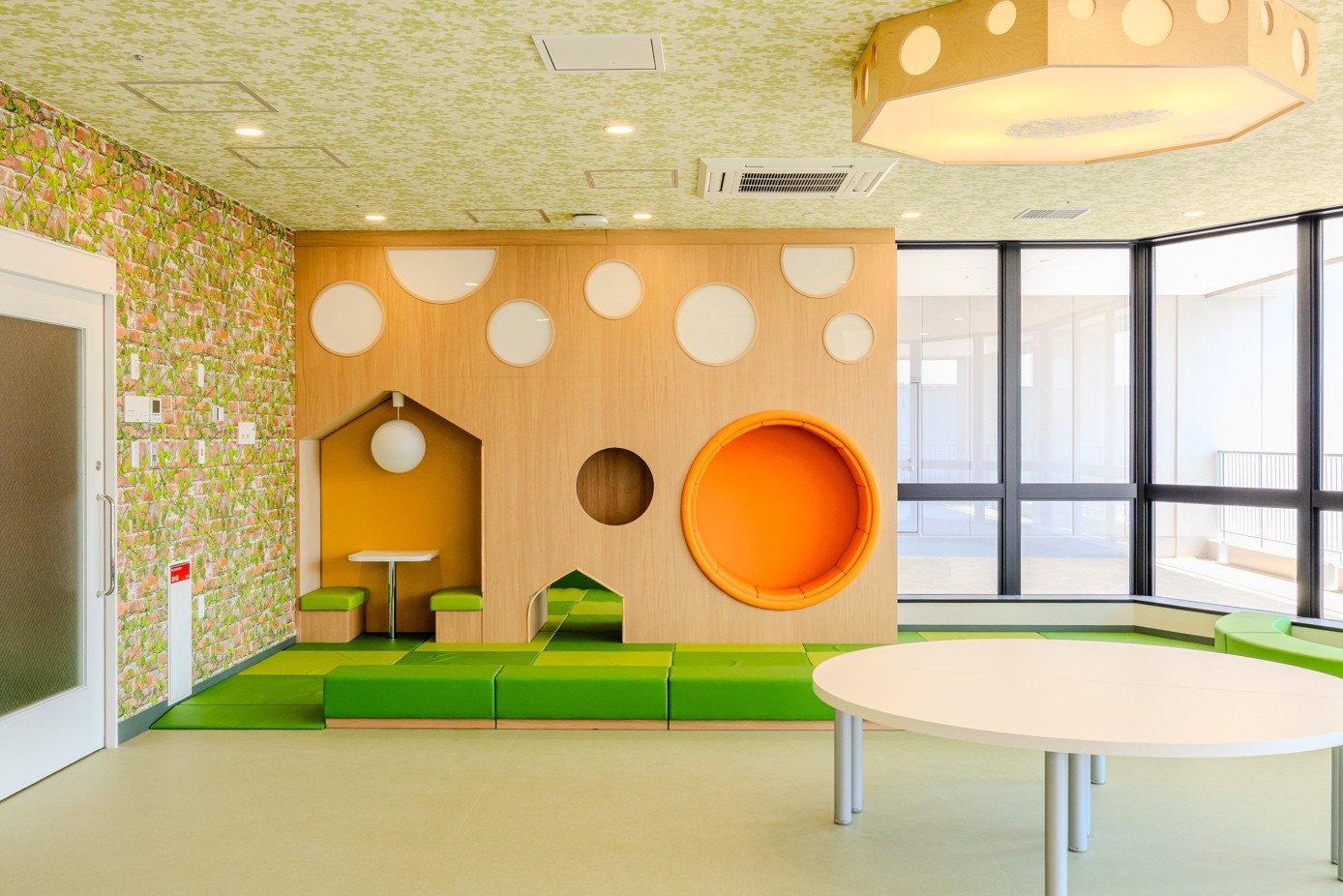 近大OB・阪神タイガース畠世周選手が近畿大学病院を初訪問　小児病棟に入院中の子供たちや家族とふれあう